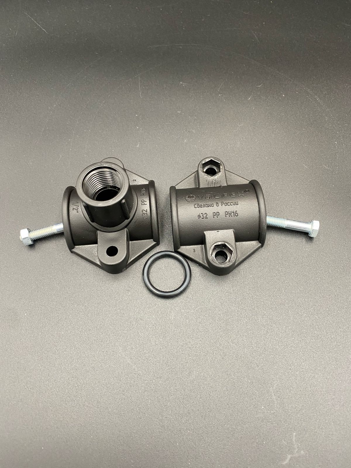 Седелка болтовая 32x1/2" ПНД черный VALFEX