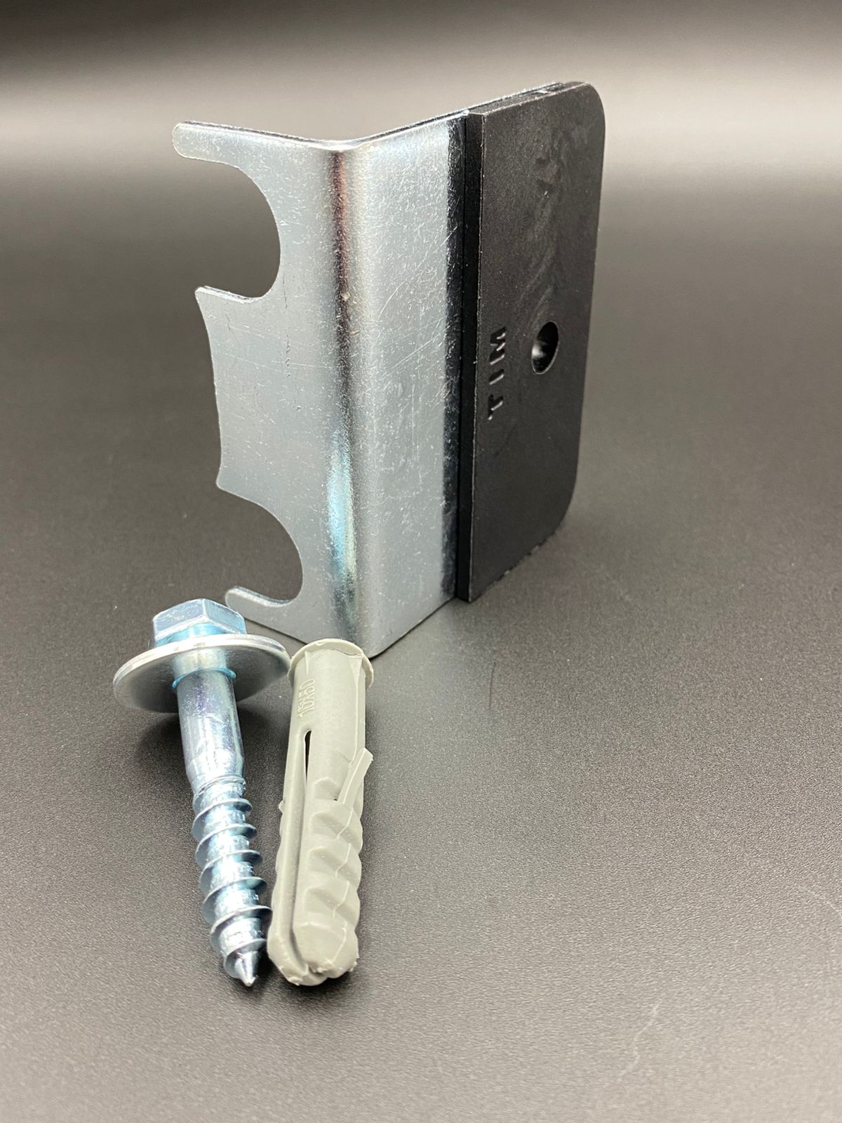 Фиксирующая скоба для присоединительных трубок радиатора TIM арт.FZ1550