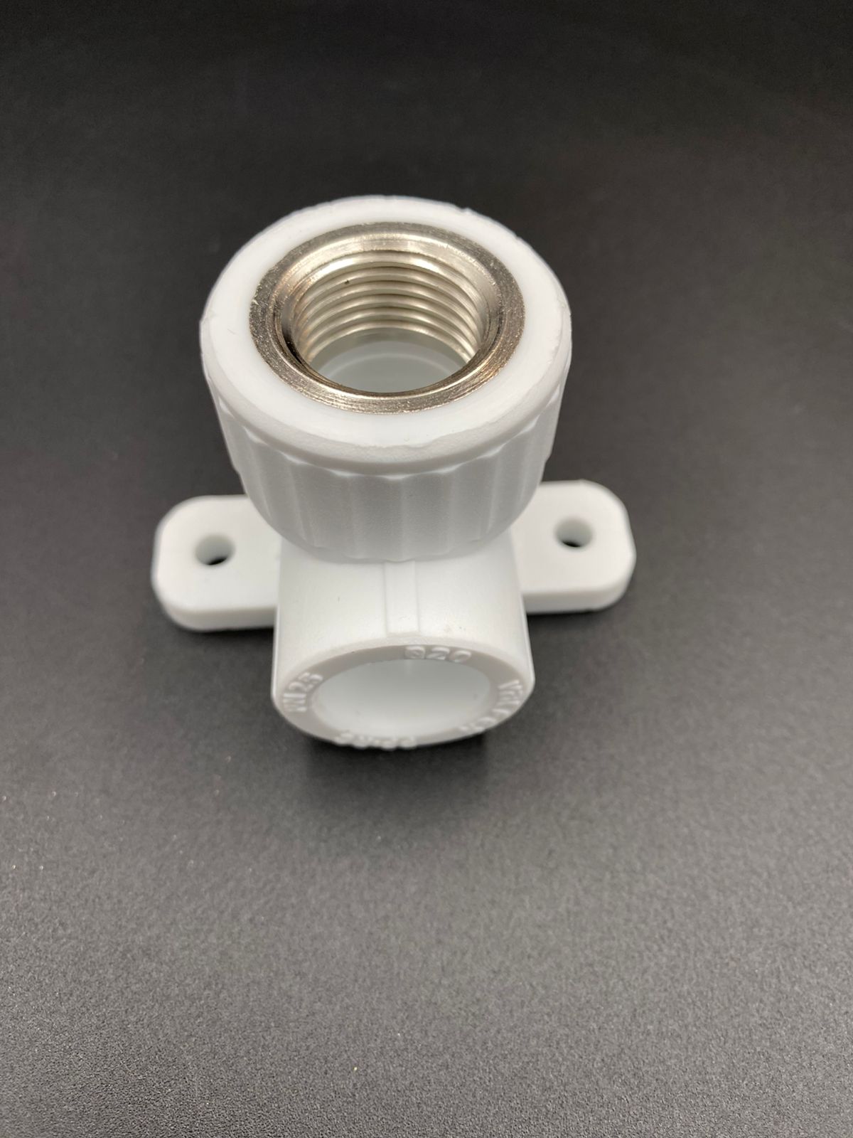 Угольник комбинированный с креплением 20 мм х 1/2" ВР, VALFEX, арт.10120020